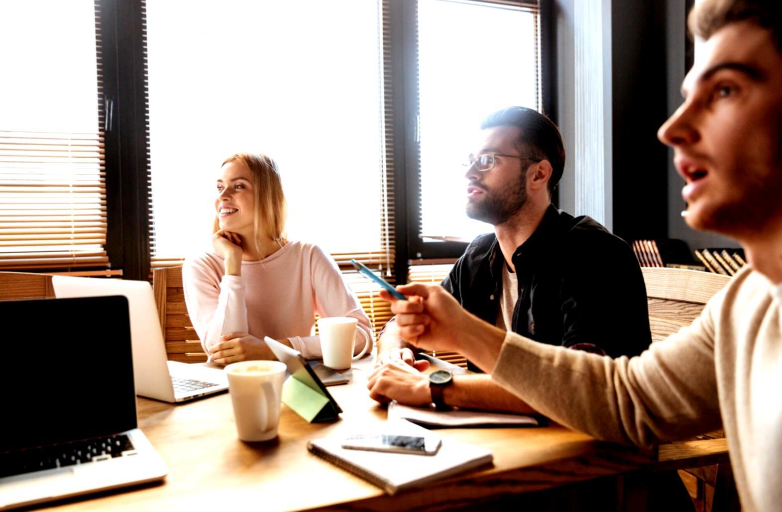 Expert facilitating a live procrastination workshop online